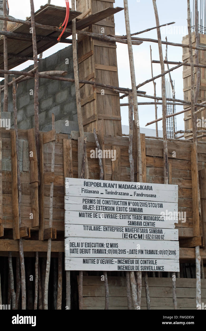La costruzione dell'edificio. Impalcature in legno. Sambava. Madagascar. Foto Stock