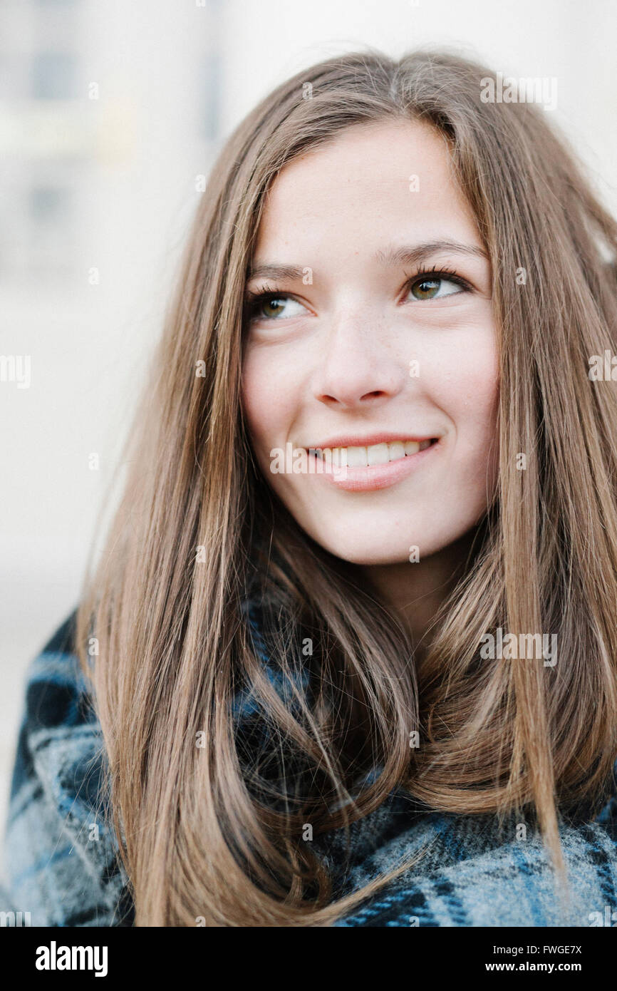 Una giovane donna in un tartan plaid scialle all'aperto d'inverno. Foto Stock