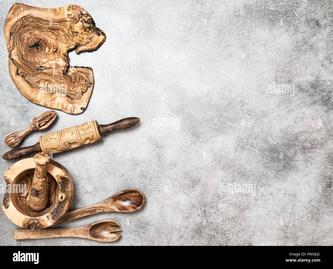 Cucina in legno utensili di pietra sul tavolo da cucina. Utensili per la preparazione di alimenti Foto Stock