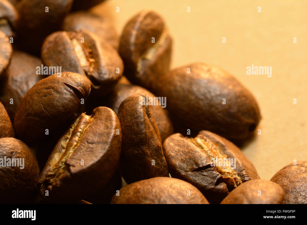 Deliziosi piatti gourmet coffee beans pieno di aroma espresso tutta arrosto Bean close up scuro arrosto migliori caffè degustazione Foto Stock