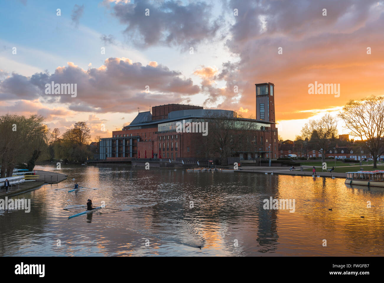 Fiume Avon Inghilterra UK, vista al tramonto del Royal Shakespeare Theatre lungo il fiume Avon nel centro di Stratford Upon Avon, Inghilterra, Regno Unito Foto Stock