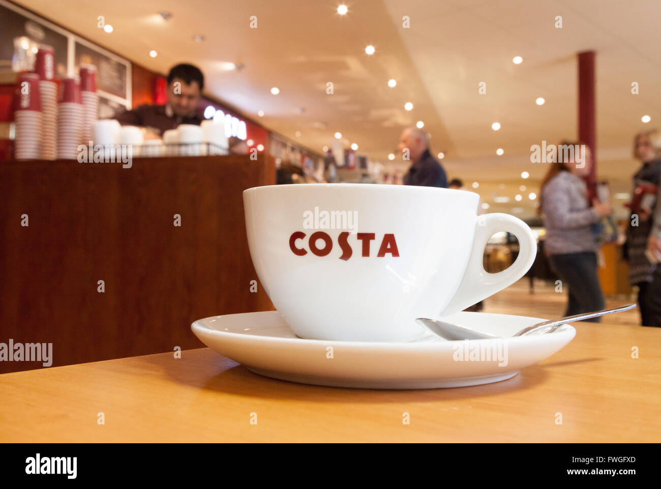 Costa Coffee Cup su un tavolo, South Mimms stazione di servizio autostradale, M25 Servizi, London REGNO UNITO Foto Stock