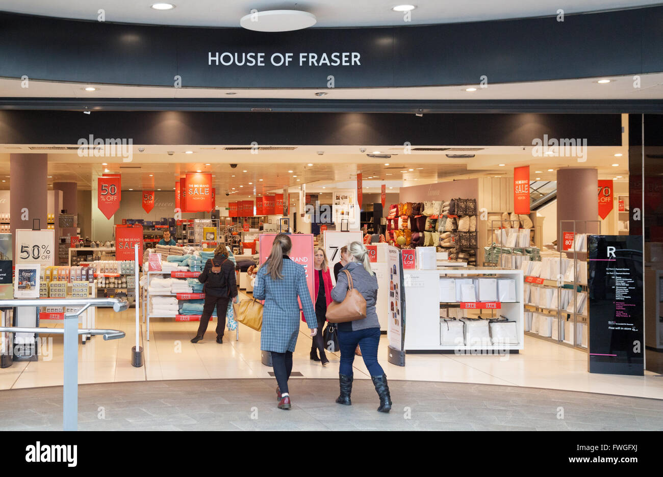 Gli acquirenti di entrare in casa di Fraser store, il centro commerciale Oracle Reading, Berkshire REGNO UNITO Foto Stock