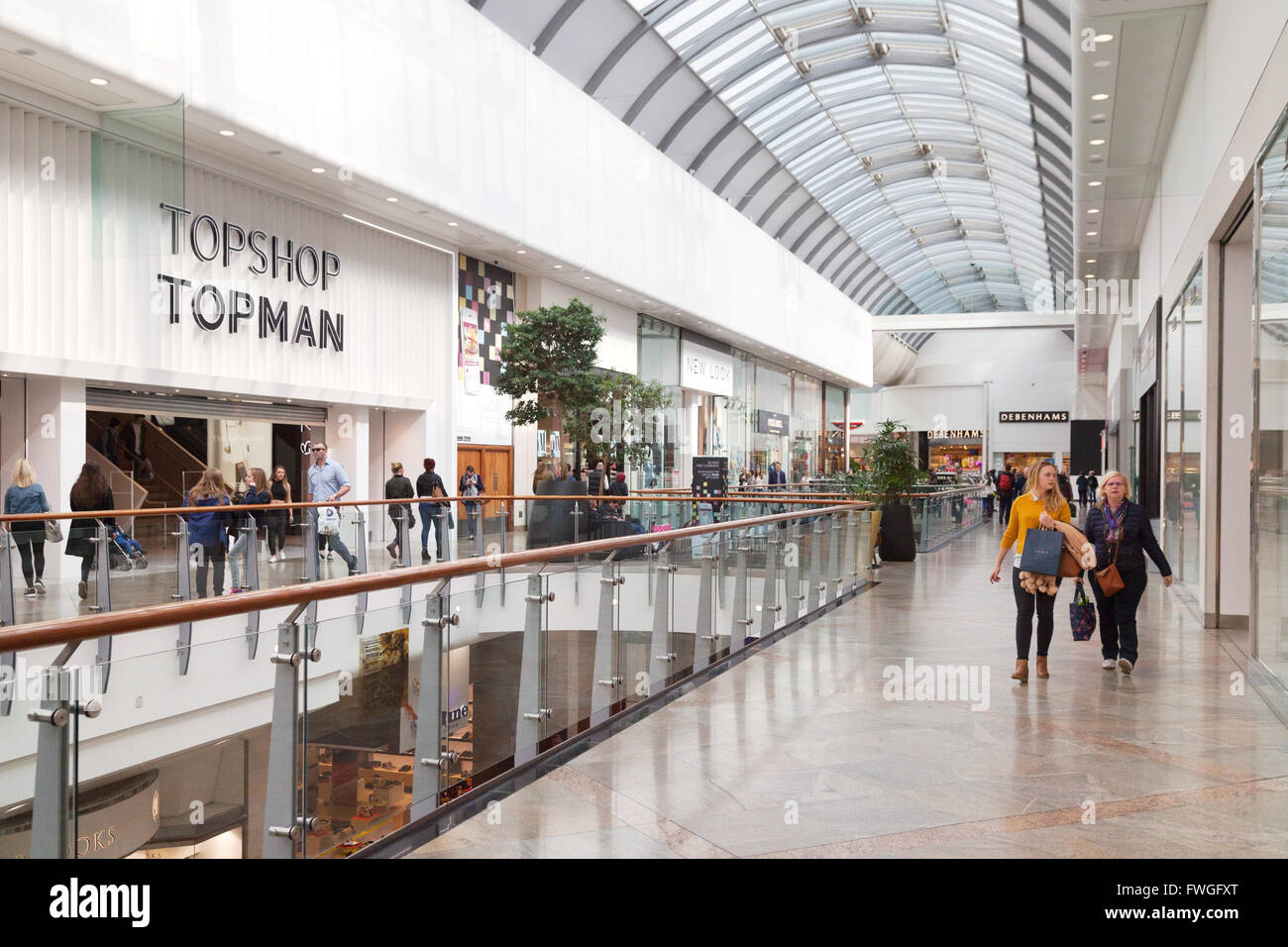 Il centro commerciale Oracle Reading, Berkshire REGNO UNITO, persone all'interno del centro commerciale Foto Stock