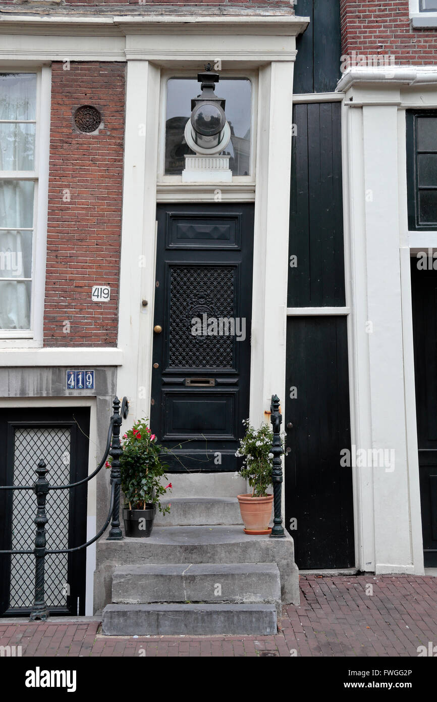 Uno dei molti wonky ingresso di casa portali in Amsterdam, Paesi Bassi. Foto Stock