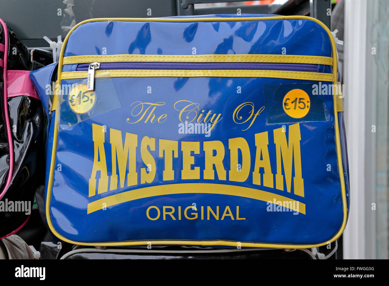 Un lucido borsa sportiva con 'la città di Amsterdam" originale su un souvenir stallo in Amsterdam, Paesi Bassi. Foto Stock