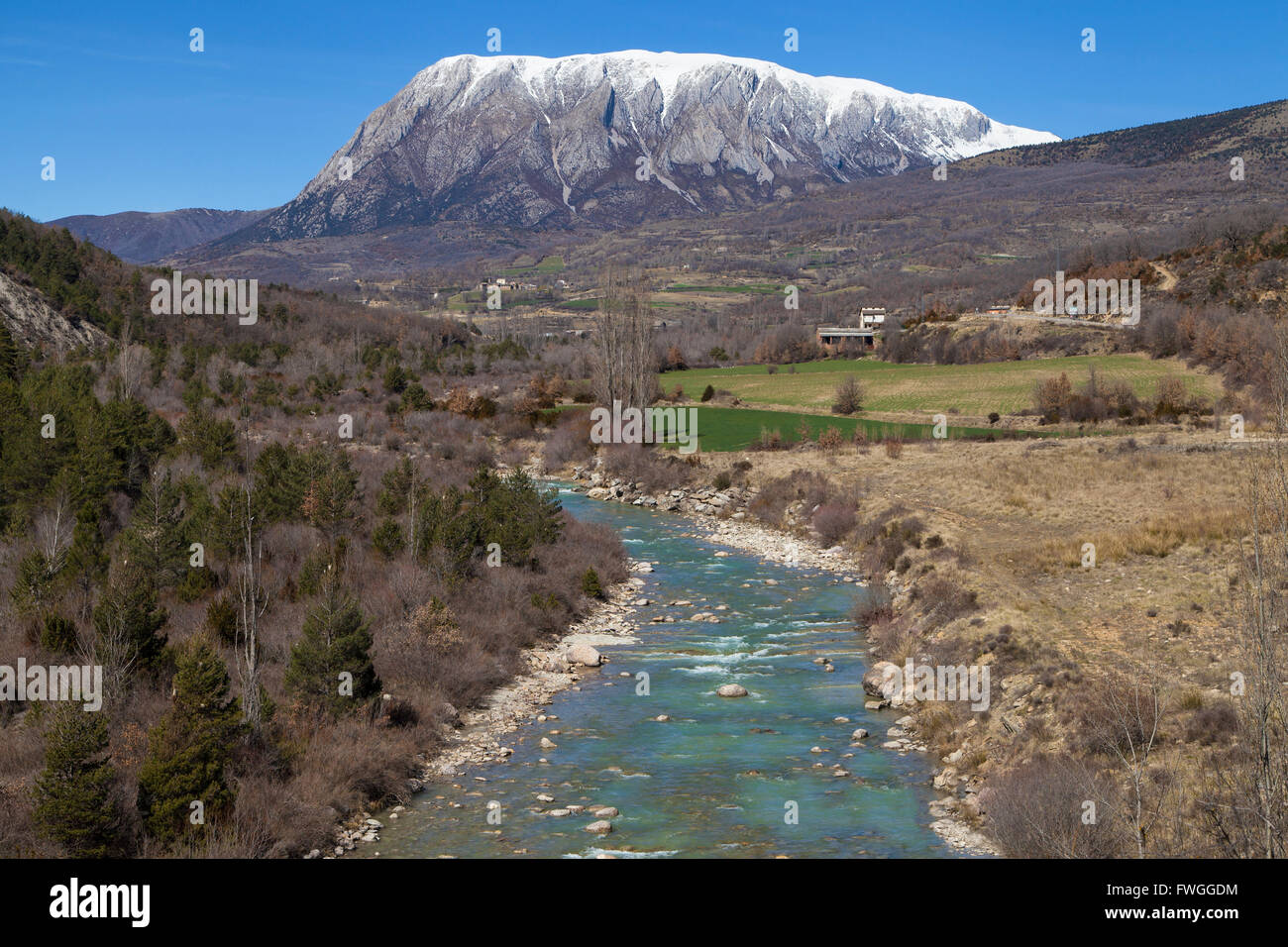 Montare Turbon e il fiume Isabena nei Pirenei aragonesi, Spagna. Foto Stock
