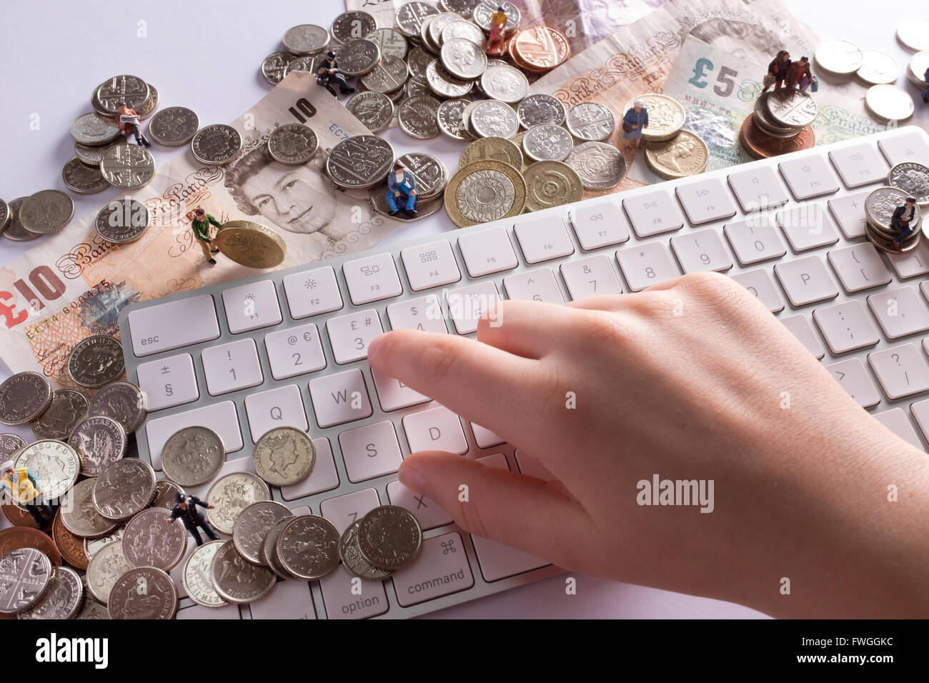 Il finanziamento della folla Concetto di immagine che mostra il modo in cui le persone possono incontrarsi per raccogliere fondi tramite internet Foto Stock