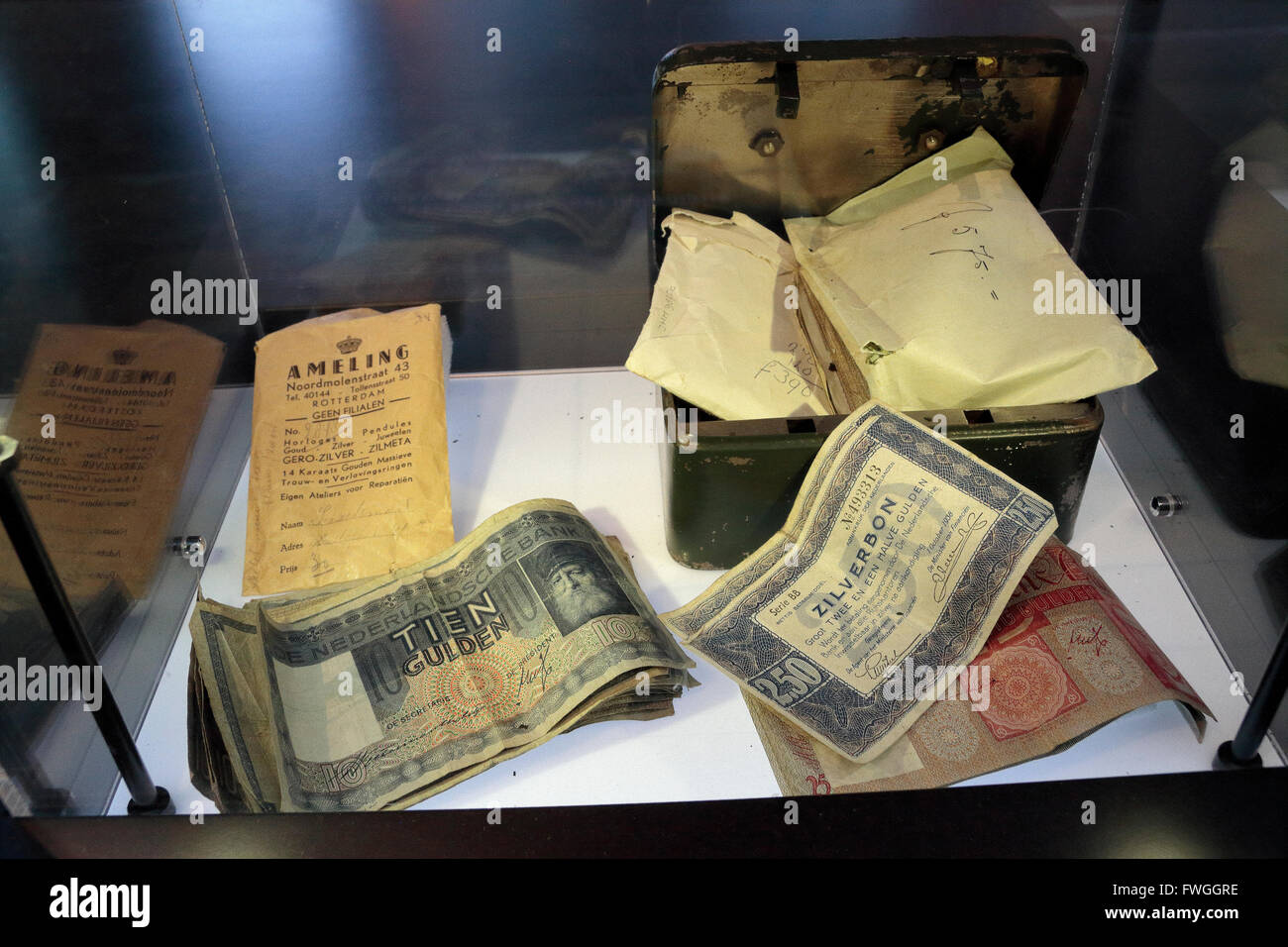 Una scatola di denaro trattenuto da un bewariers durante la seconda guerra mondiale per una famiglia ebrea che mai restituito e il Museo Storico Ebraico, Amsterdam. Foto Stock