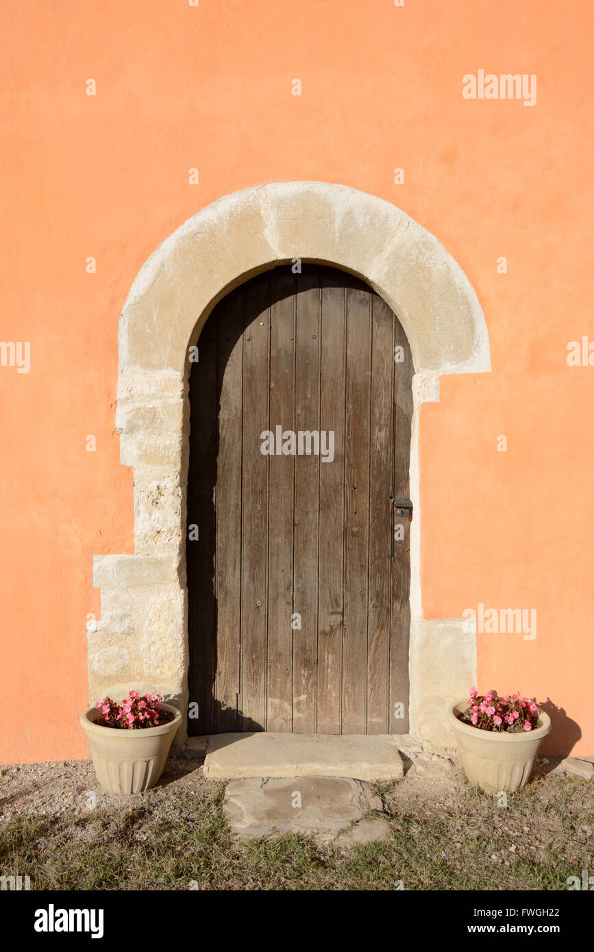 La vecchia porta e parete arancione della cappella Saint Christol o Christophe-de-Beauvezet Mirabeau Alpes-de-Haute-Provence Provence Francia Foto Stock