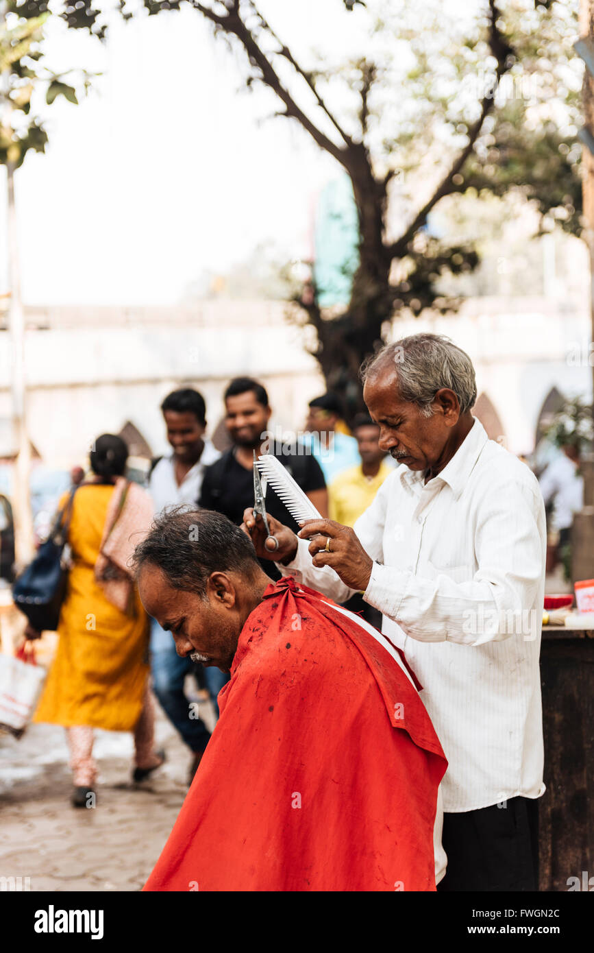 Barbiere di strada al lavoro, Mumbai, India, Asia del Sud Foto Stock