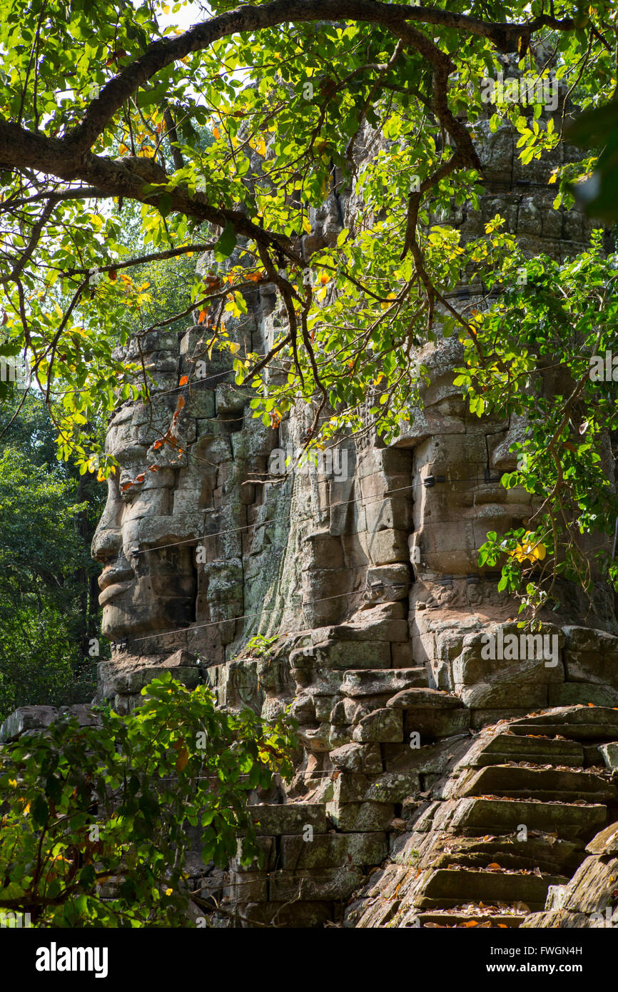 Il Buddha volto sulla porta occidentale di Angkor Thom, Siem Reap, Cambogia, sud-est asiatico Foto Stock
