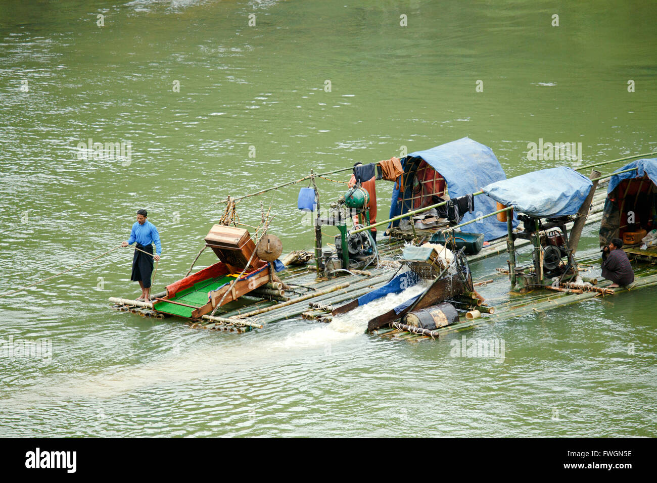 Divisione di Tanintharyi, oro panners sulla parte superiore grande Tenasserim (Tanintharyi) River, Sinbyudaing, Tanintharyi, Myanmar (Birmania) Foto Stock