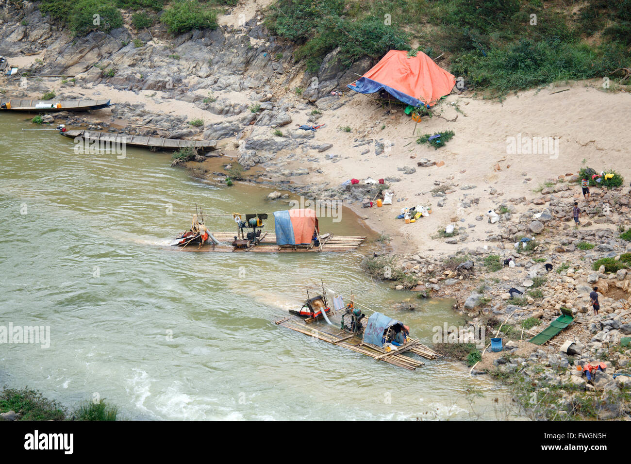 Divisione di Tanintharyi, oro panners sulla parte superiore grande Tenasserim (Tanintharyi) River, Sinbyudaing, Tanintharyi, Myanmar (Birmania) Foto Stock