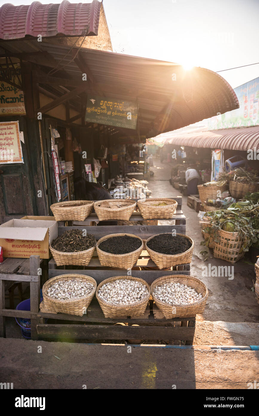 Kalaw mercato a sunrise, Stato Shan, Myanmar (Birmania), Asia Foto Stock