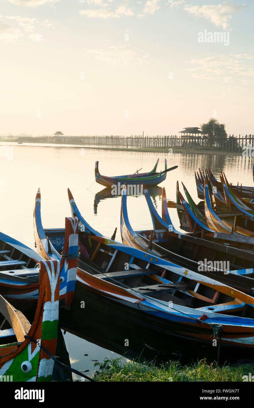 Barche sul lago Taungthaman vicino Amarapura con la U Bein ponte in teak dietro, Mandalay Myanmar (Birmania), Sud-est asiatico Foto Stock
