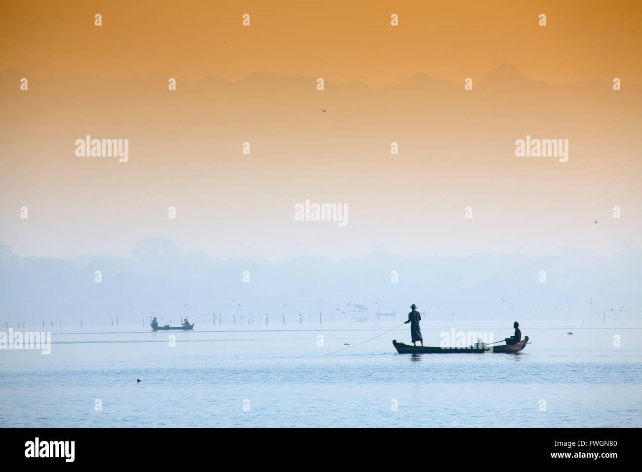 I pescatori sul lago Taungthaman vicino Amarapura, Mandalay Myanmar (Birmania), Sud-est asiatico Foto Stock
