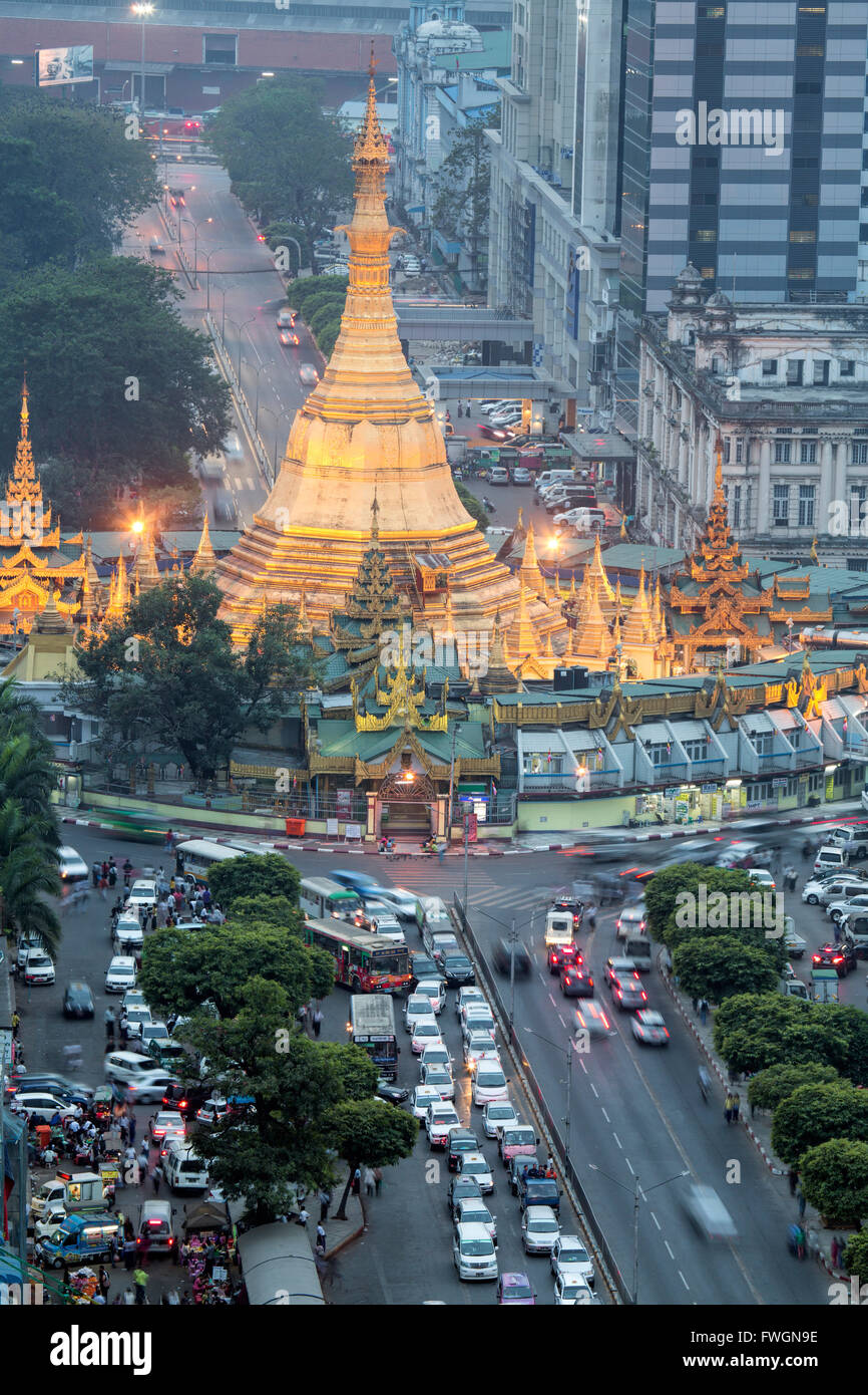 La Sule Paya pagoda in fretta il traffico, centro di Yangon, Myanmar (Birmania), Sud-est asiatico Foto Stock