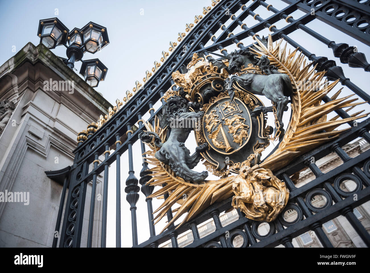Stemma reale sui cancelli a Buckingham Palace, London, England, Regno Unito, Europa Foto Stock