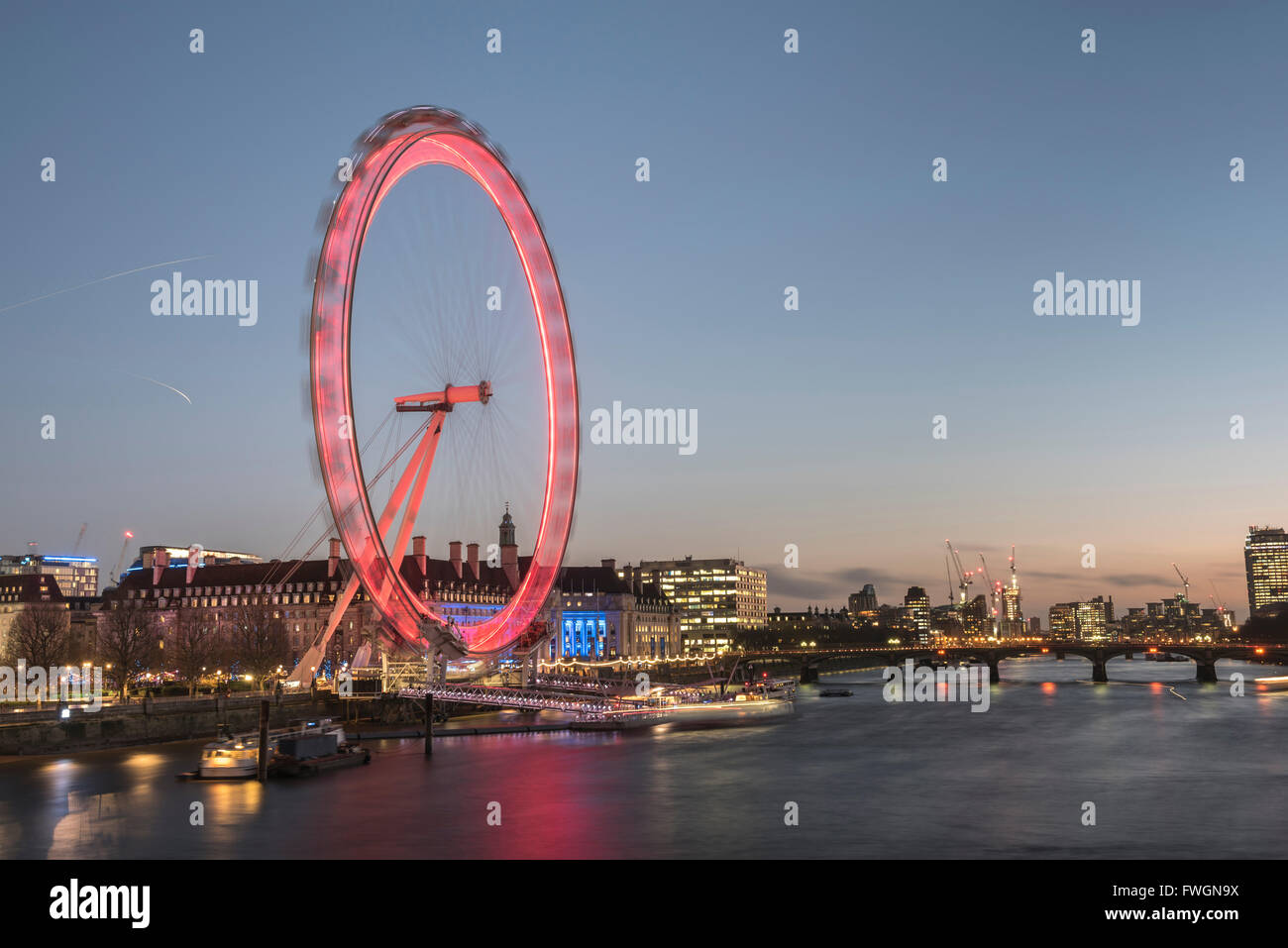 Il London Eye di notte visto da Golden Jubilee Bridge, London, England, Regno Unito, Europa Foto Stock