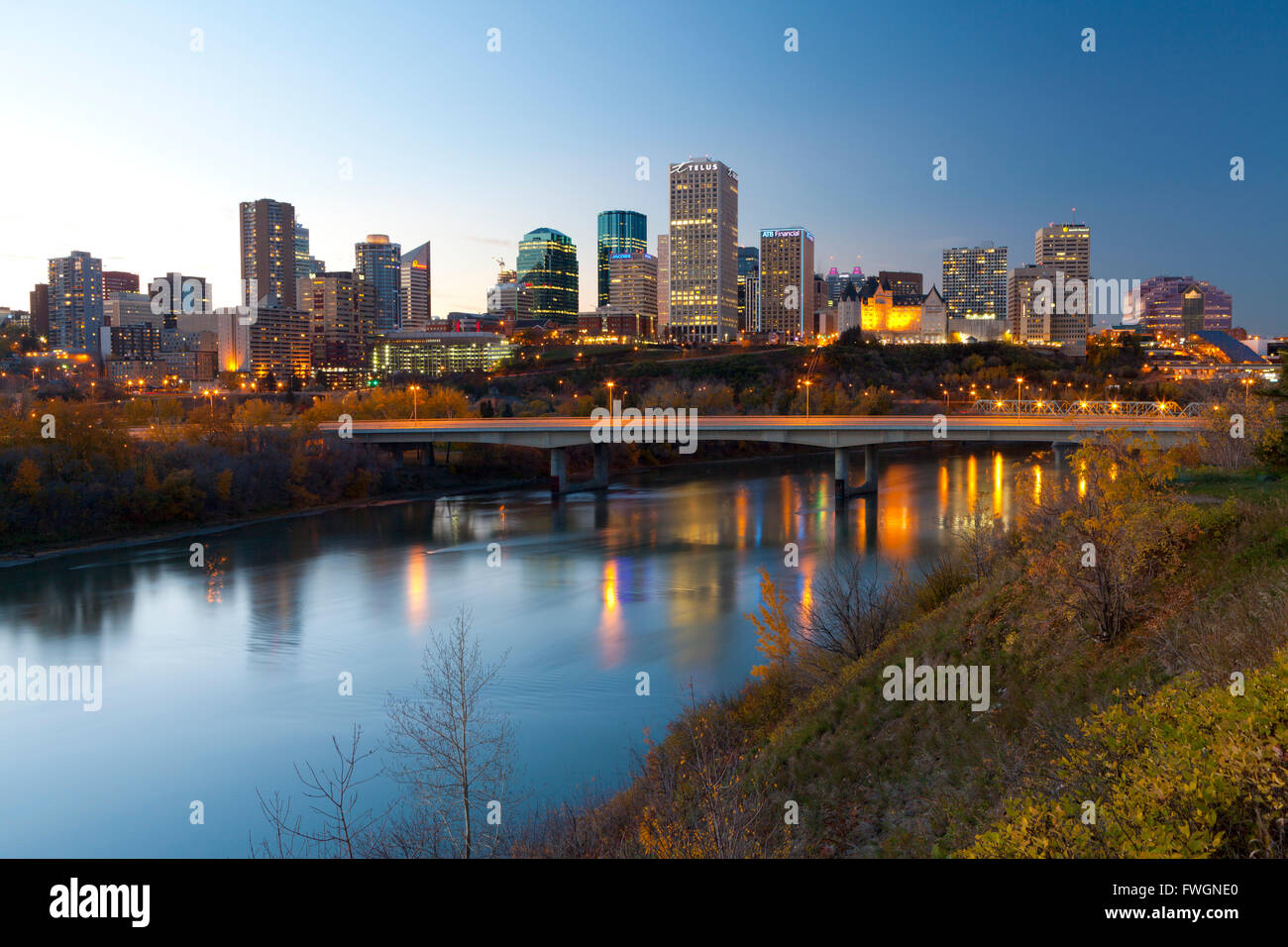 Vista della Skyline di Edmonton riflessa nel Nord del Fiume Saskatchewan, Edmonton, Alberta, Canada, America del Nord Foto Stock