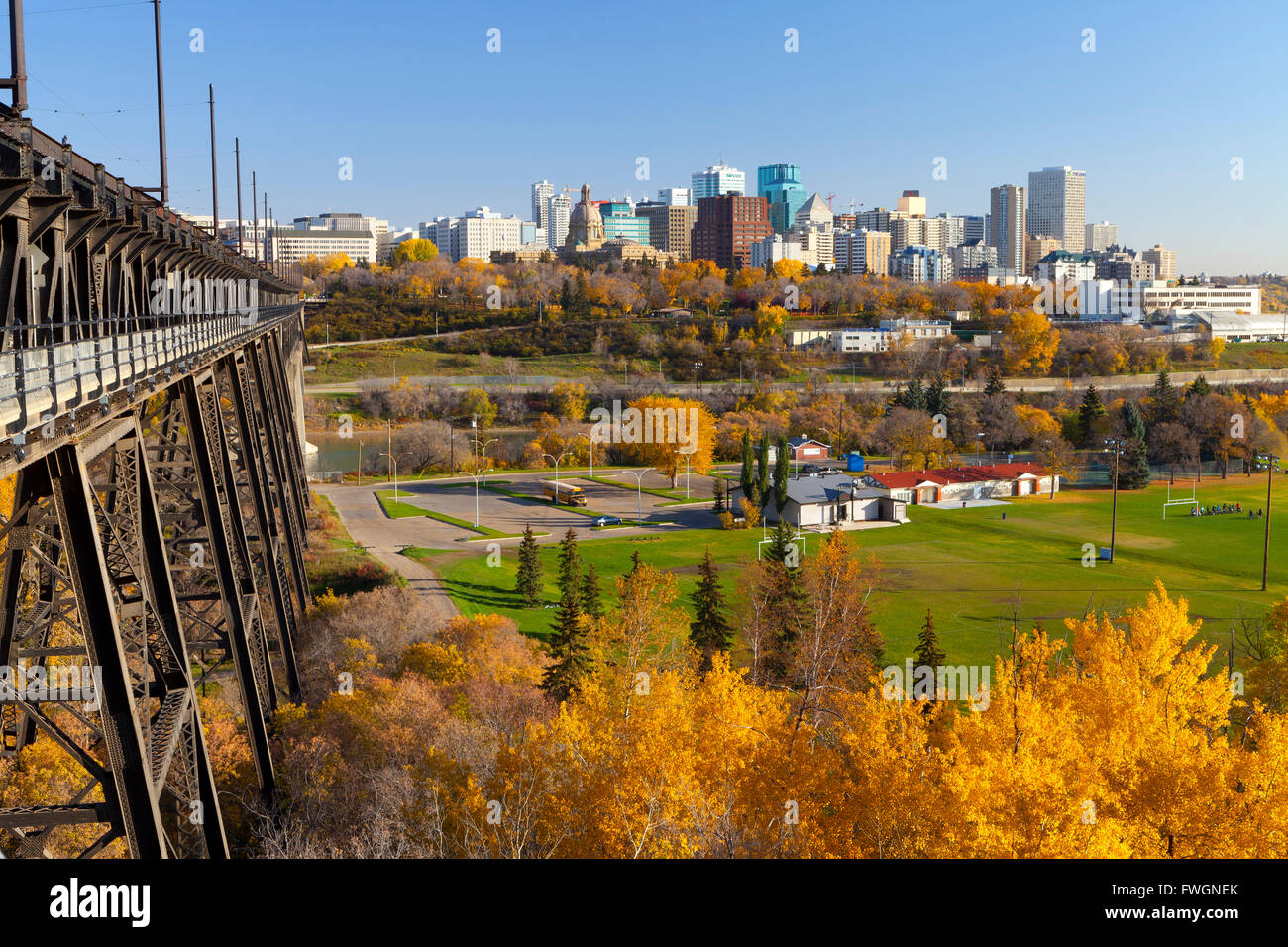 Vista della Skyline di Edmonton e il livello alto ponte in autunno di Edmonton, Alberta, Canada, America del Nord Foto Stock