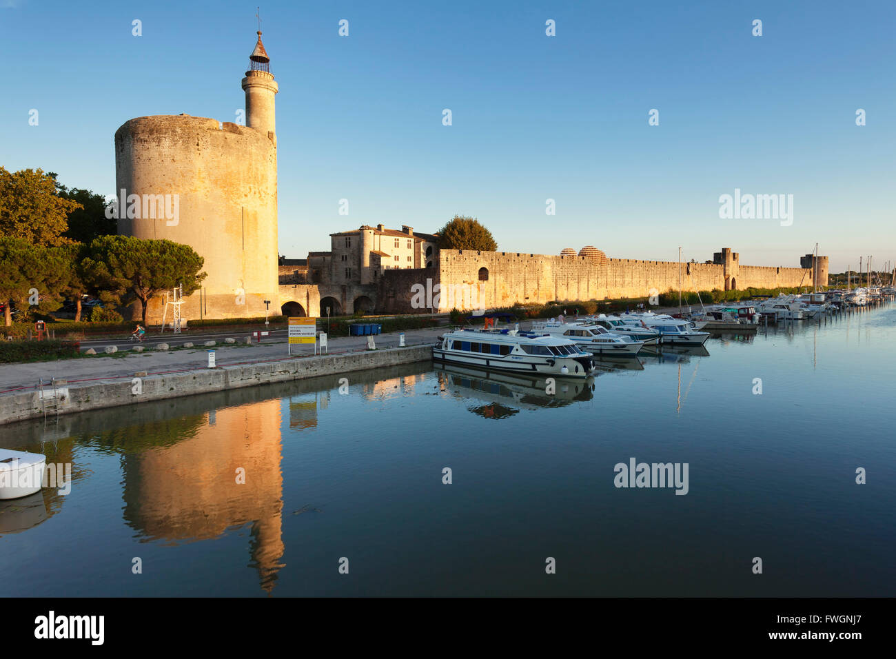 Tour de Costanza la torre e la parete della città al tramonto, Aigues Mortes, Petit Camargue, Dipartimento Gard, Languedoc-Roussillon, Francia Foto Stock