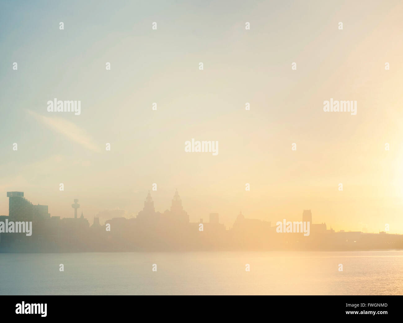 Skyline nelle prime ore del mattino di nebbia, Liverpool, in Inghilterra, Regno Unito, Europa Foto Stock