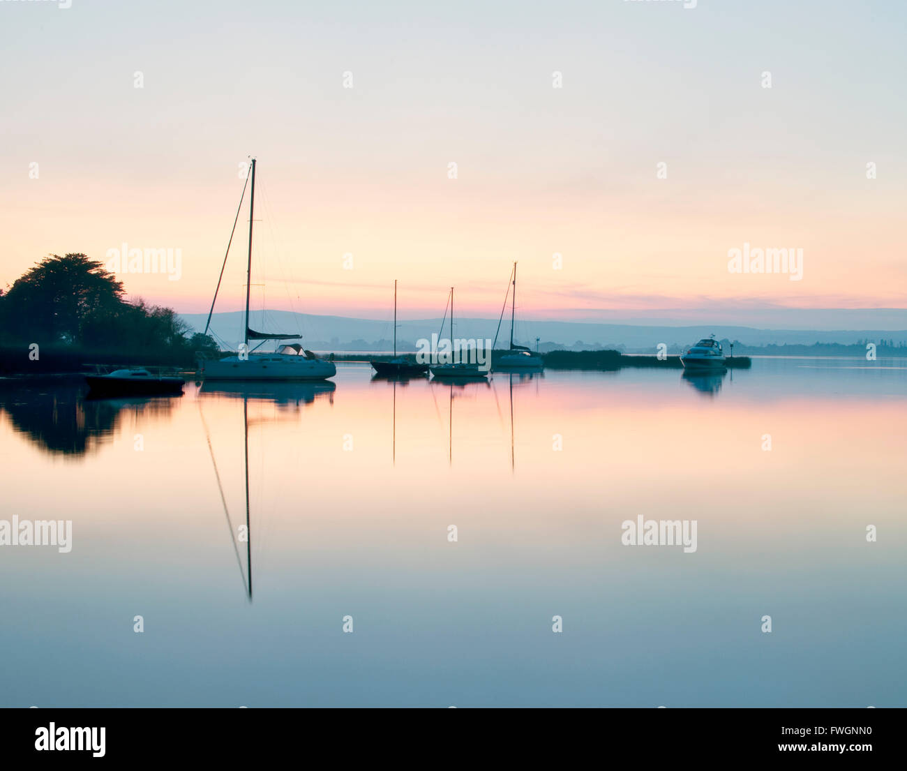 Yacht ormeggiati sul Lough Derg nelle prime ore del mattino, il fiume Shannon, Portumna, Co Galway, Repubblica di Irlanda, Europa Foto Stock