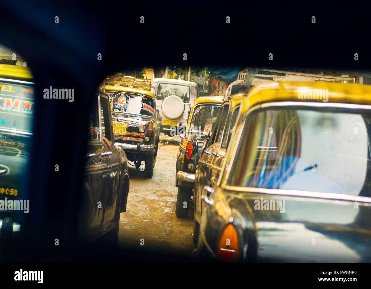 I taxi in un ingorgo, Mumbai (Bombay), India, Asia del Sud Foto Stock