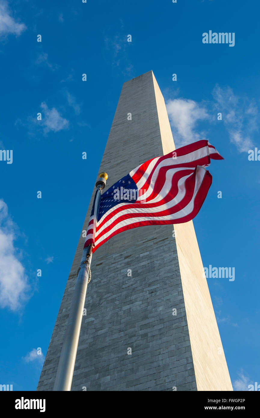 Bandiera americana di fronte all'obelisco del Monumento di Washington presso il centro commerciale Mall di Washington, Distretto di Columbia, Stati Uniti d'America Foto Stock