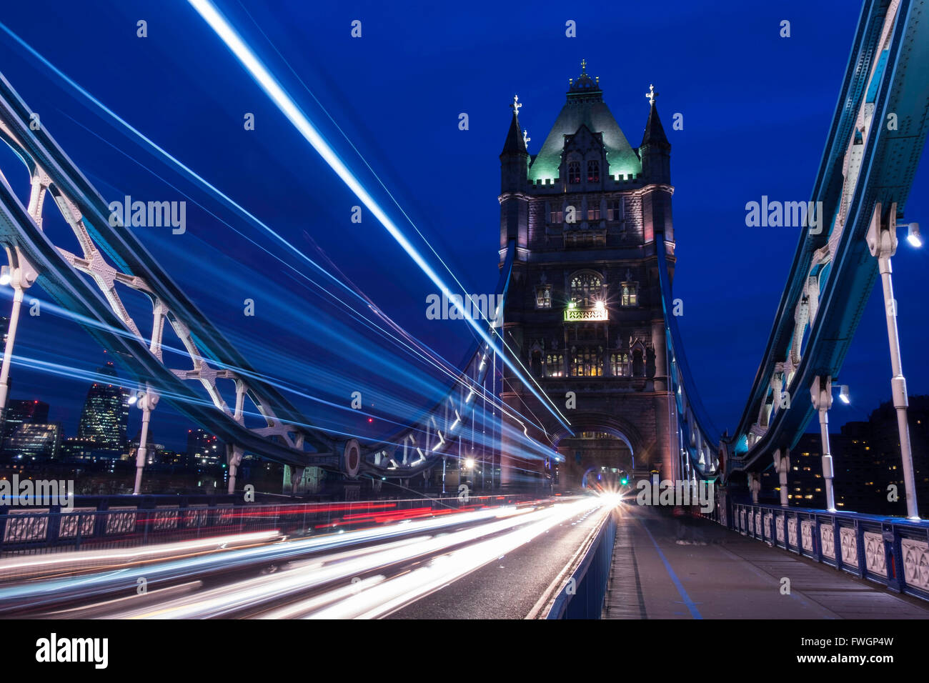 Sentieri di luce sul ponte di Londra in serata, Londra, Regno Unito, Europa Foto Stock