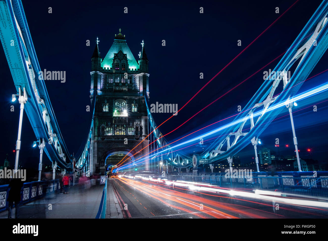 Sentieri di luce sul ponte di Londra in serata, Londra, Regno Unito, Europa Foto Stock
