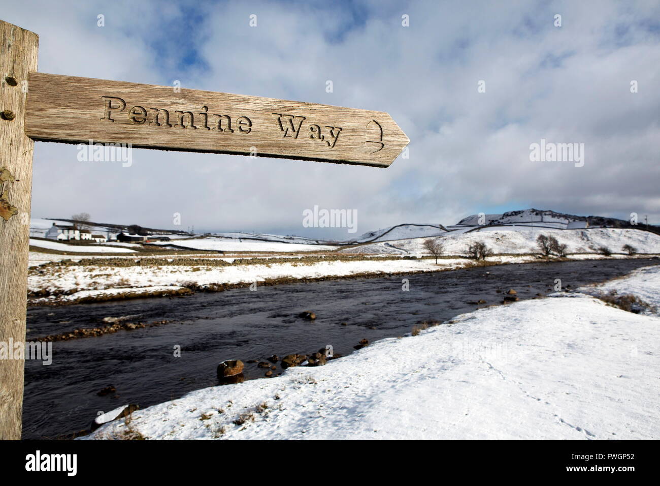 Segno per la Pennine Way walking trail sul paesaggio innevato dal Fiume Tees, Superiore Teesdale, County Durham, Inghilterra Foto Stock