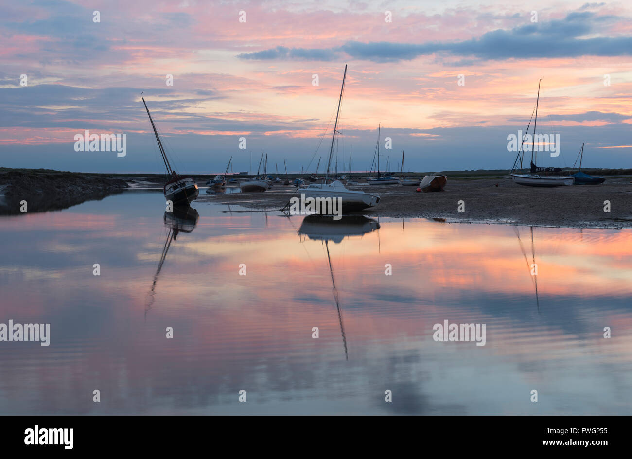 Un bel tramonto a bassa marea a Brancaster Staithe, Norfolk, Inghilterra, Regno Unito, Europa Foto Stock