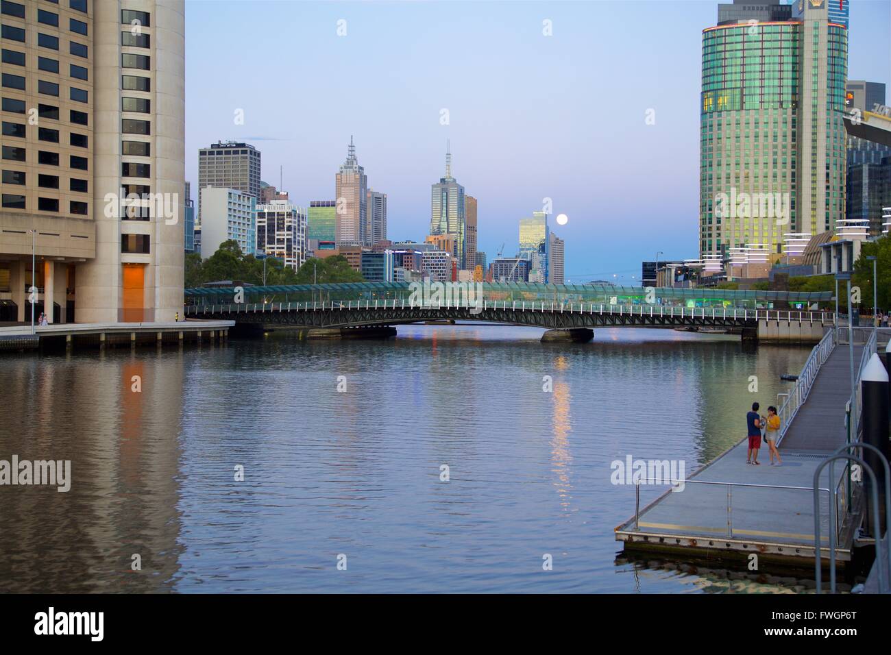 Skyline della città da Southbank Promenade, Melbourne, Victoria, Australia, Oceania Foto Stock