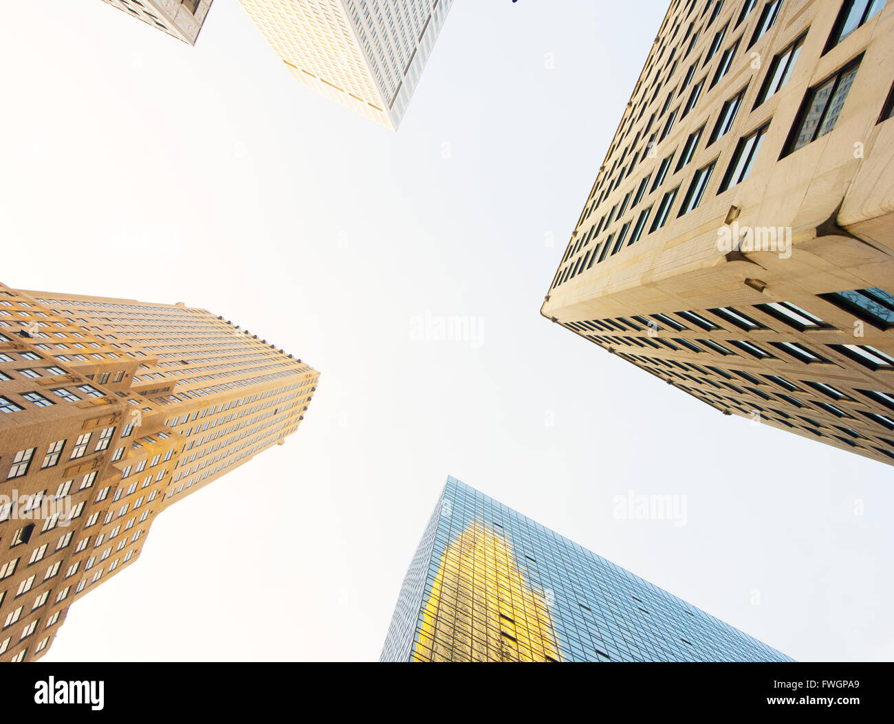 Guardando in alto attraverso New York grattacieli di New York, Stati Uniti d'America, America del Nord Foto Stock