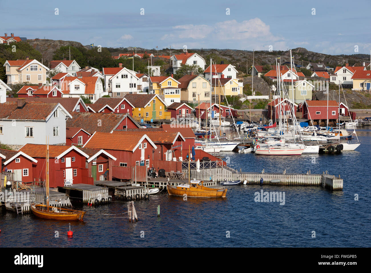 Rosso Falu case di pescatori in porto, Halleviksstrand, Orust, Bohuslan Costa, a sud-ovest della Svezia, Svezia, Scandinavia, Europa Foto Stock