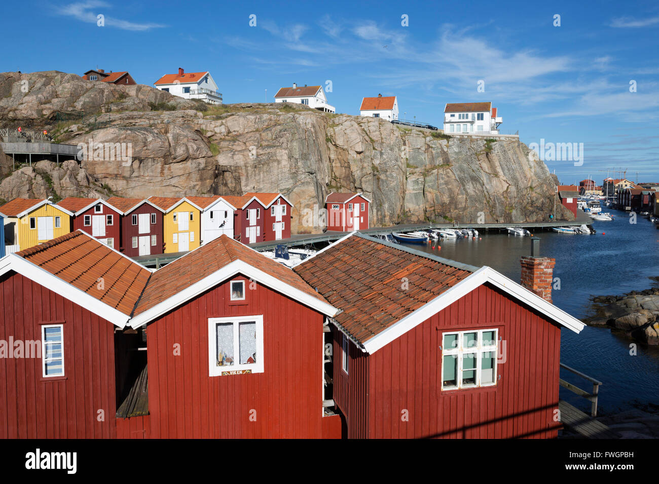 Tradizionale rosso falu case di pescatori in porto, Smogen, Bohuslan Costa, a sud-ovest della Svezia, Svezia, Scandinavia, Europa Foto Stock
