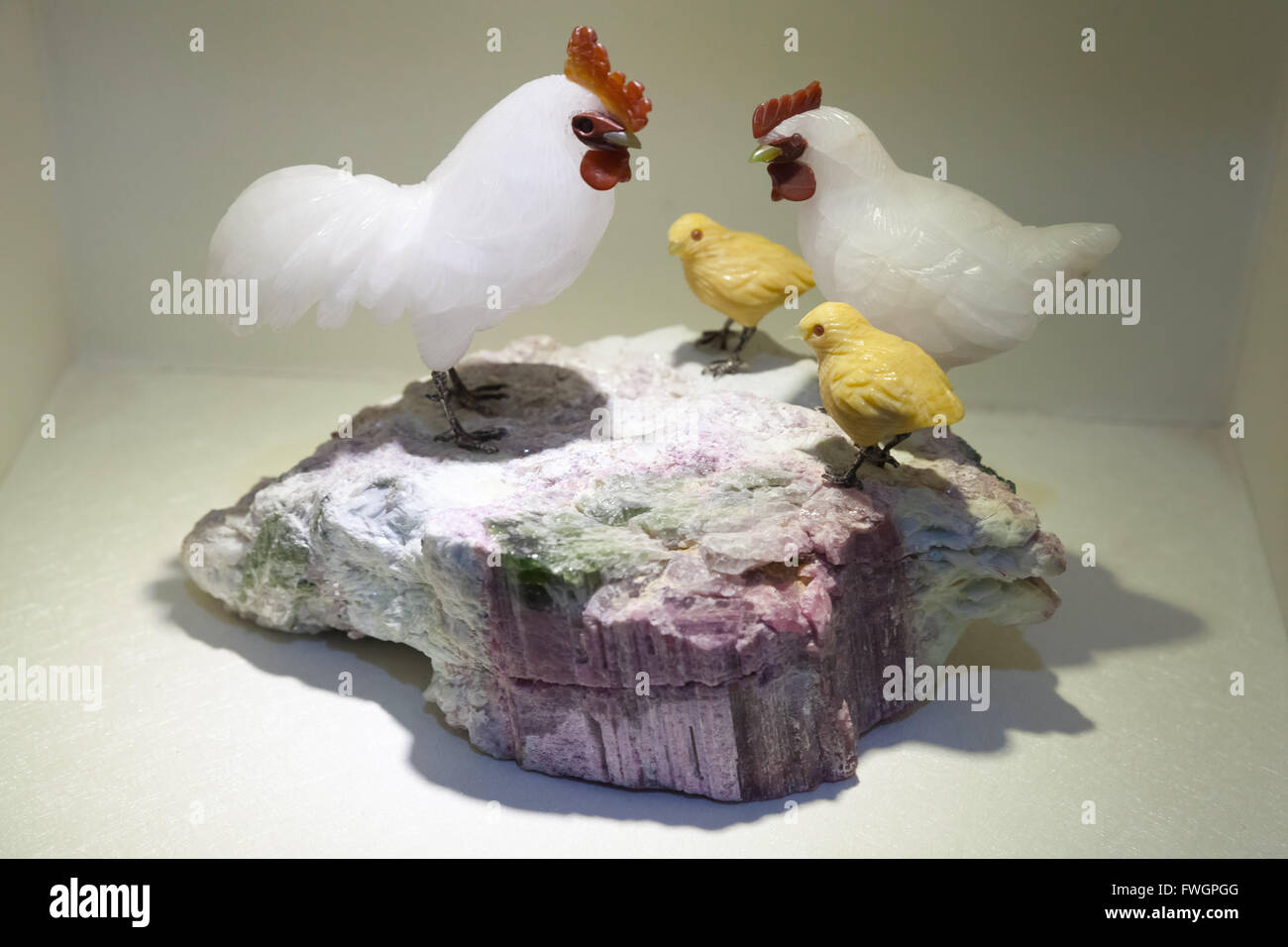 Hangzhou, Cina - 2 Dicembre 2014: Gallo e polli fatte di pietra, cinese tradizionale artistica scultura in pietra Foto Stock