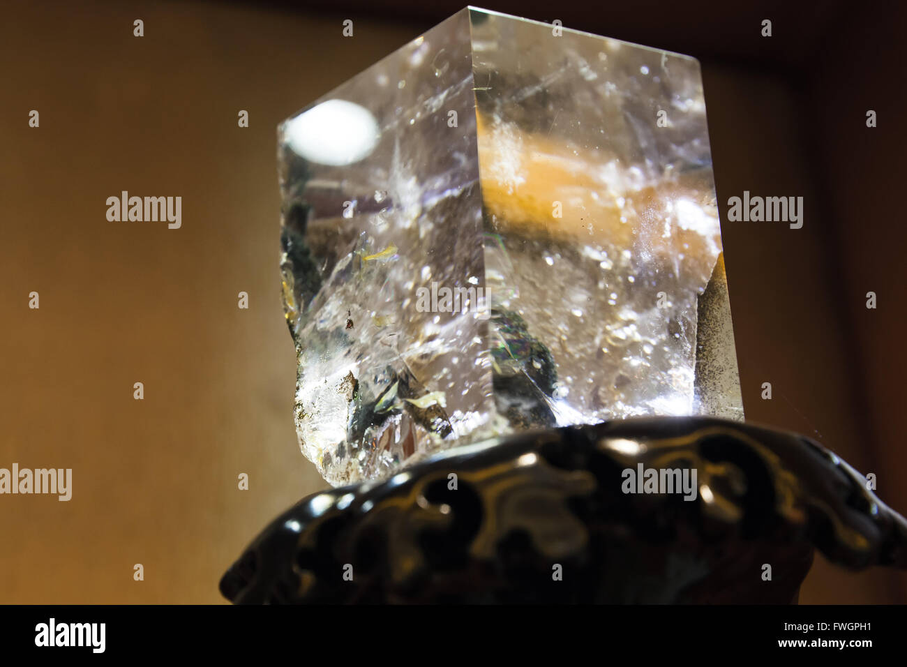 Primo piano della naturale e trasparente cristallo di quarzo in forma di cubo Foto Stock