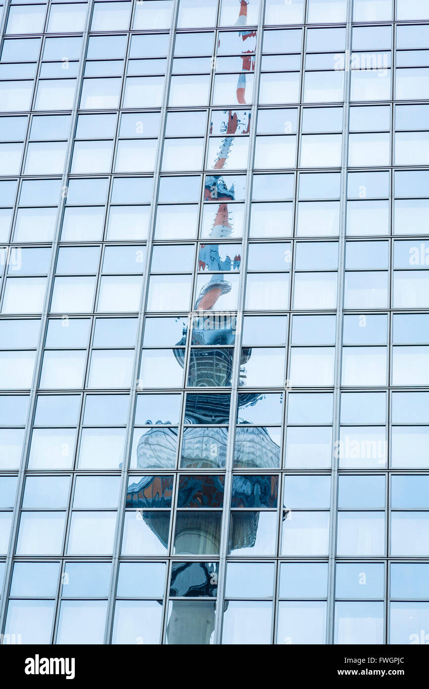 Berlino torre della TV (Fernsehturm Berlin) ad Alexanderplatz di Berlino, Germania, Europa Foto Stock