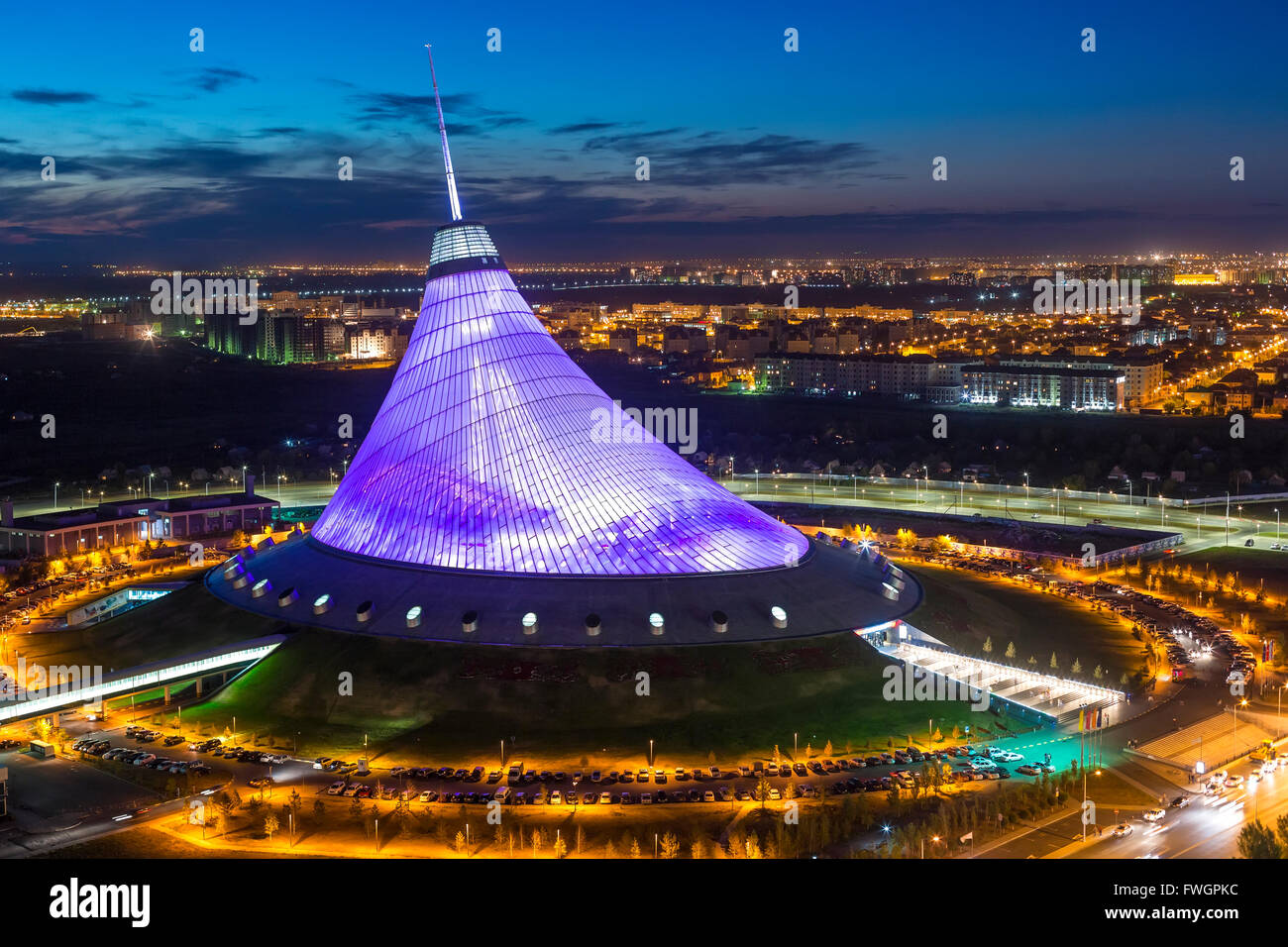 Vista notturna su Khan Shatyr entertainment center, Astana, Kazakistan, Asia centrale Foto Stock