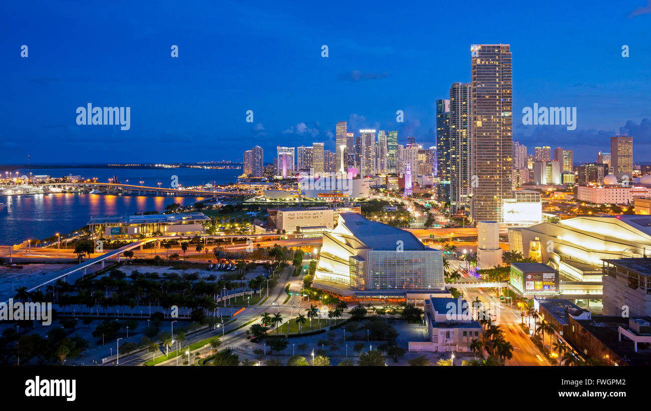 Vista in elevazione su Biscayne Boulevard e lo skyline di Miami, Florida, Stati Uniti d'America, America del Nord Foto Stock