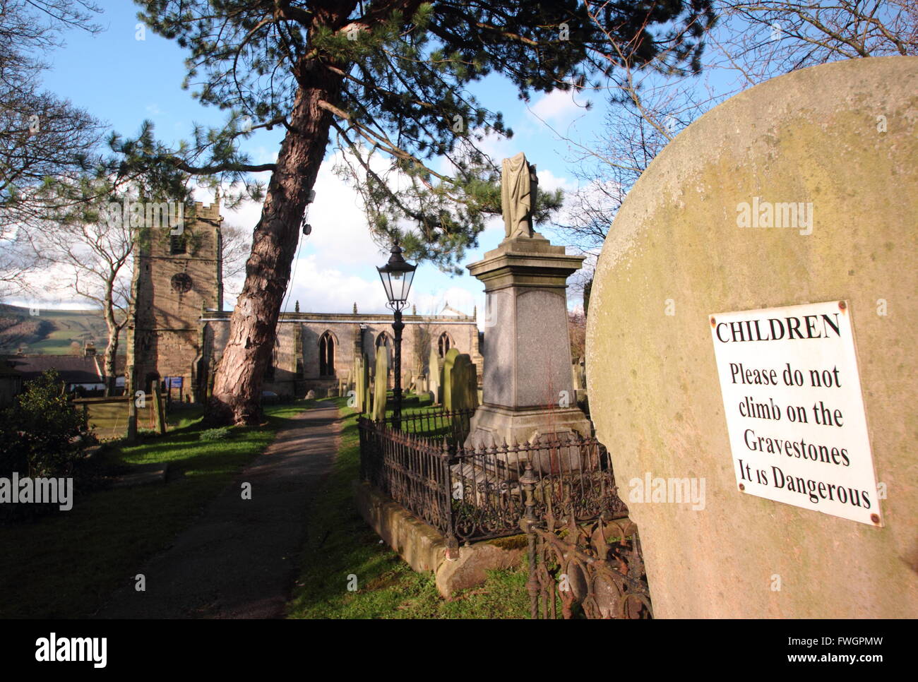 Un segno in un cimitero britannico mette in guardia i bambini che arrampicate sulle lapidi è pericoloso - Inghilterra UK, 2016 Foto Stock