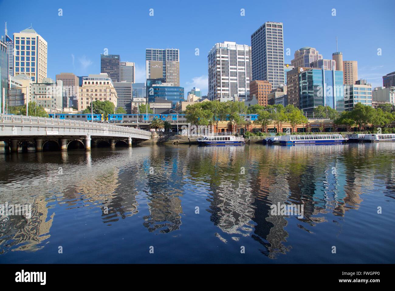 Fiume Yarra e dello skyline della città di Melbourne, Victoria, Australia Pacific Foto Stock
