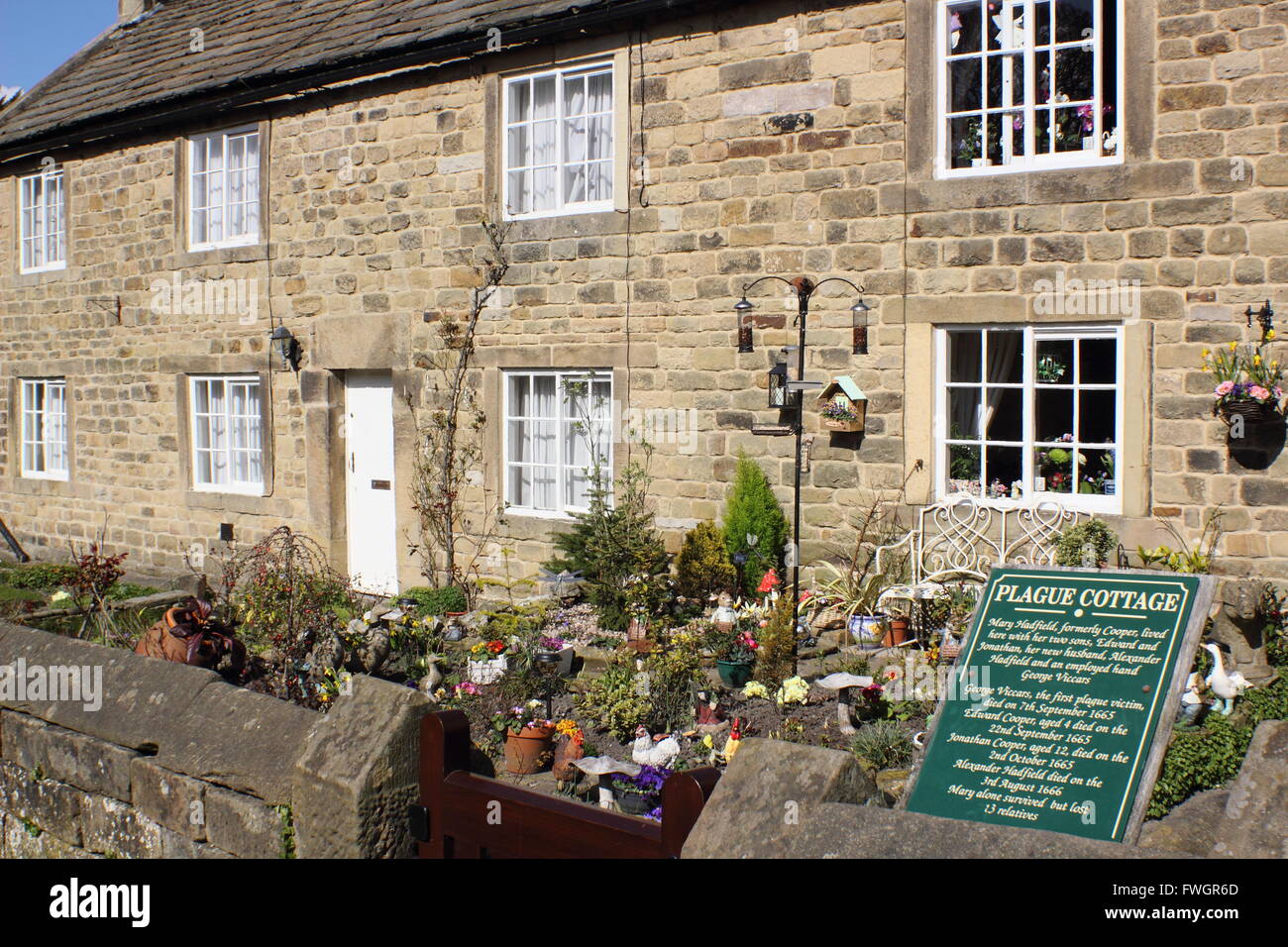 Cottages in Eyam, Peak District famed per la loro associazione con il villaggio del xvii secolo focolaio di peste DERBYSHIRE REGNO UNITO Foto Stock