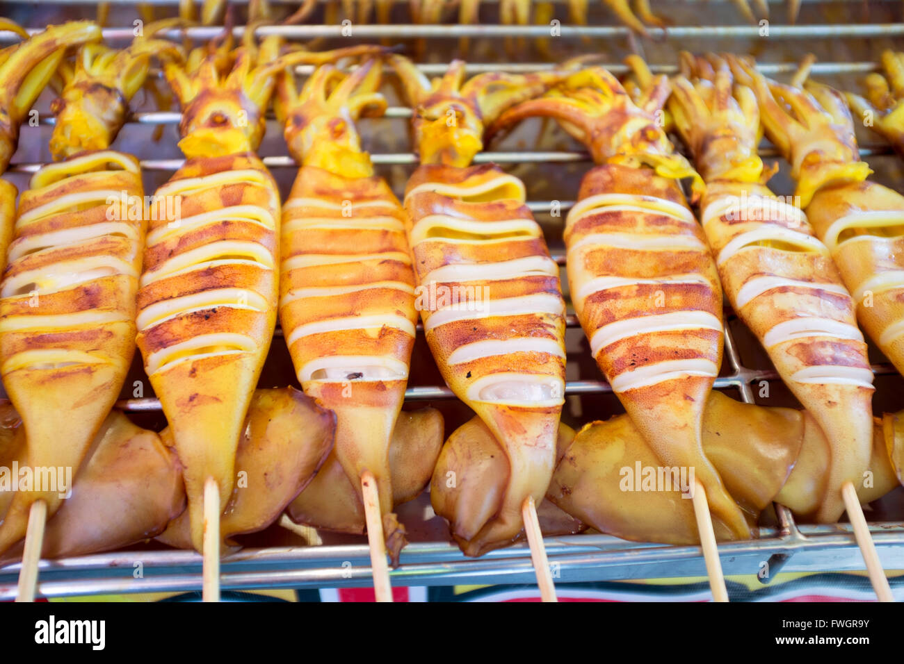 Grigliate di pesce sulla vendita a cibo di stallo mercato Chatuchak Bangkok Foto Stock