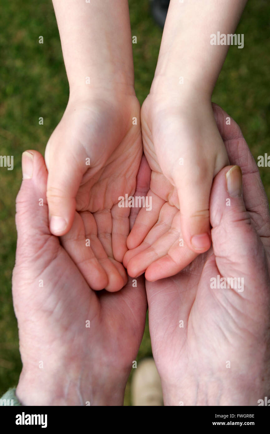 Vecchia persona e persona giovane Holding Hands Foto Stock
