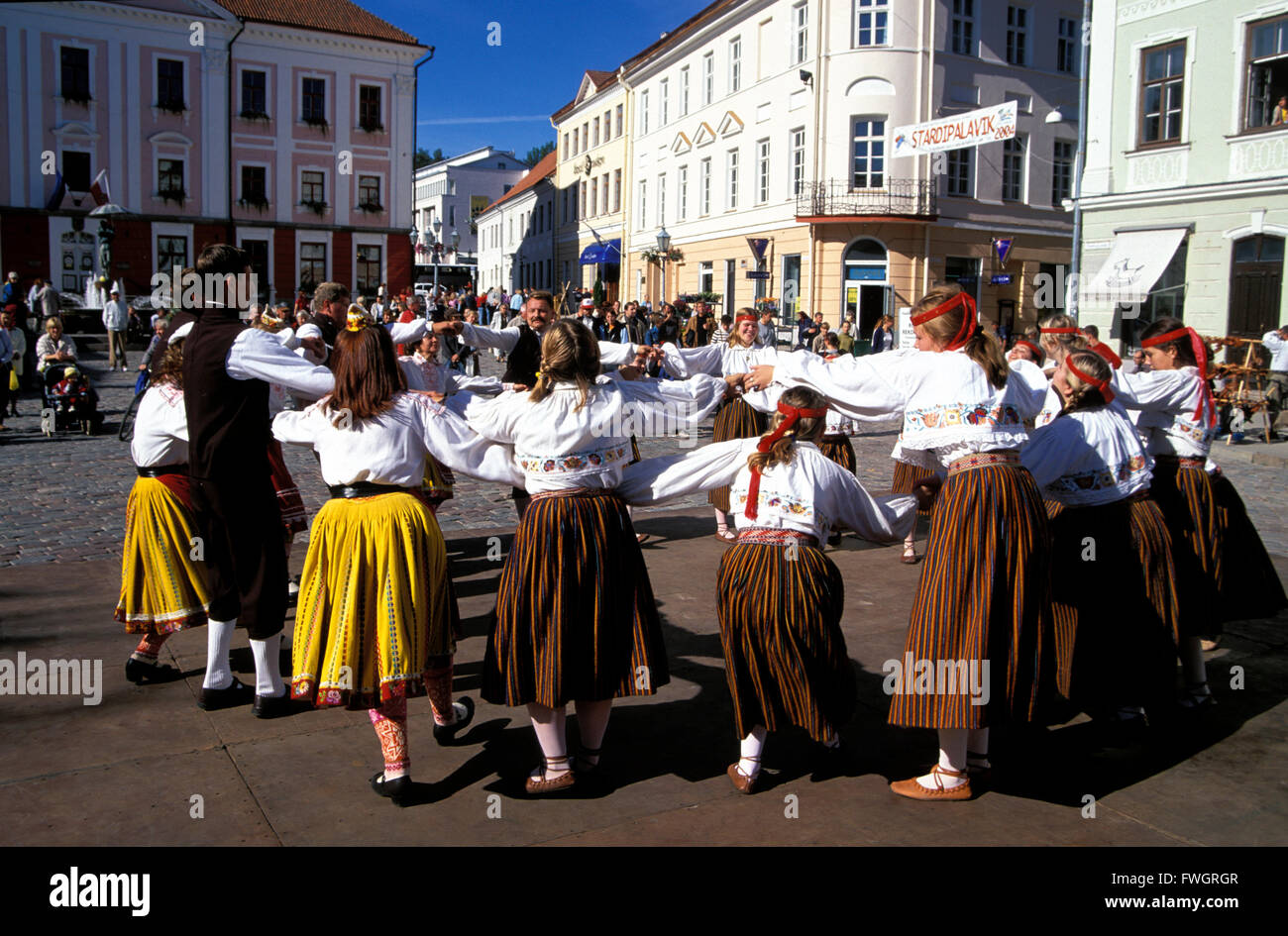 Tartu, tradizionale ballo folk a piazza Municipio, Estonia, Europa Foto Stock